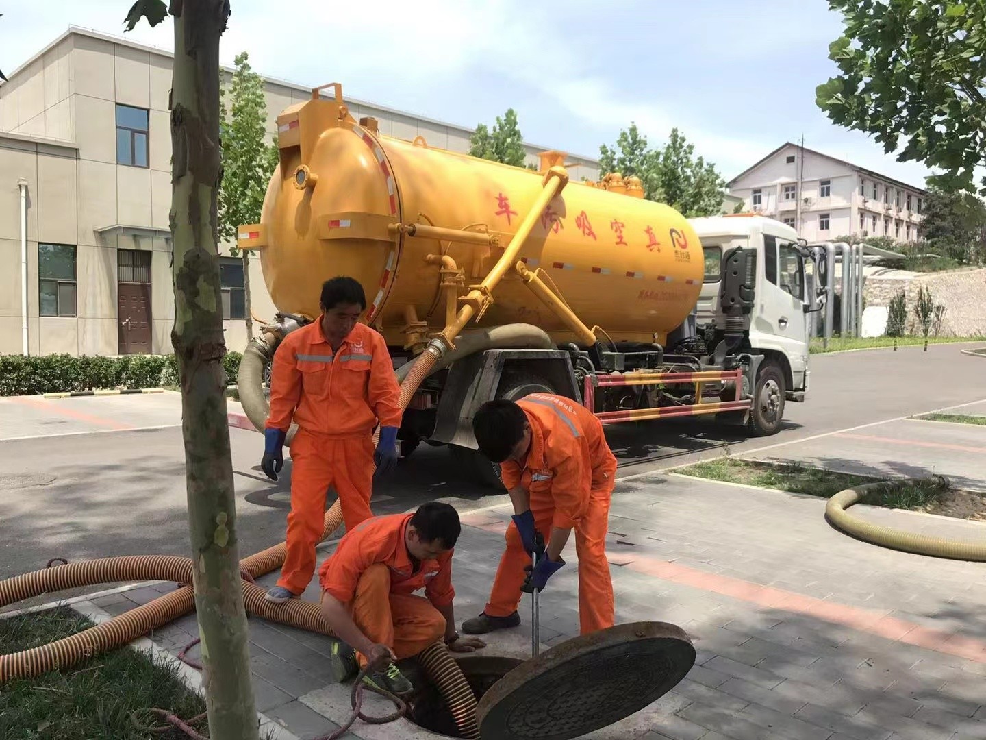 侨乡街道开发区化粪池清理与5-8吨吸粪车施工效率分析